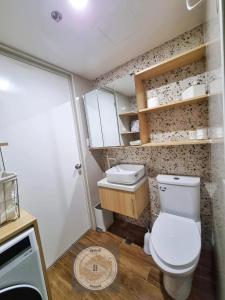 宿务Casa de Rosand的一间带卫生间和水槽的小浴室