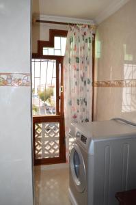 阿加迪尔Appartement idéal Riad Al salam à 8 minutes de la plage du centre ville,Wifi et parking gratuits的带窗户的客房内的洗衣机