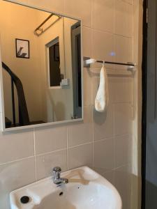 TuaranEUC Room Stay的一间带水槽和镜子的浴室