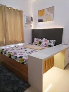 MinglanillaModena Town Square-Walkup Condominium的一间小卧室,配有一张带书桌的床