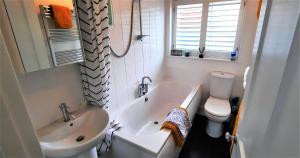 克里夫Greenbrae East的带浴缸、盥洗盆和卫生间的浴室