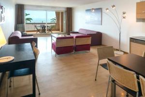 尼斯尼斯英国大道阿德吉奥公寓式酒店的客厅配有沙发和桌子