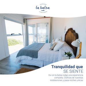 何塞伊格纳西奥La Balsa的一张海报,卧室配有一张床和一个窗口