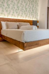 奥特朗托Sarmenti Agriresort的一张木架床