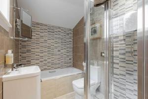 福尔柯克卡梅尔公寓的浴室配有卫生间、盥洗盆和淋浴。