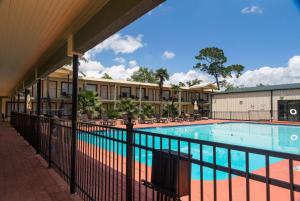 亨博尔华美达休斯敦洲际机场东酒店的享有度假村游泳池的景致