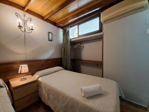 塞维利亚里奥索尔旅馆的一间小卧室,配有床和窗户