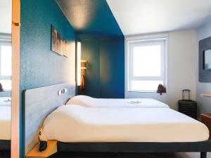 波尔多波尔多中心宜必思快捷酒店 - 圣让火车站的蓝色墙壁客房的两张床