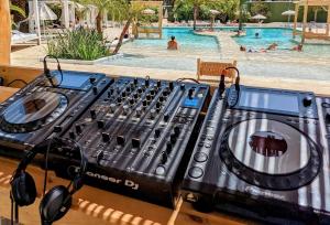 圣安东尼奥湾The Palm Star Ibiza - Adults Only的游泳池畔桌子上的dj设备