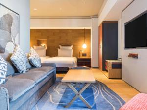 大阪大阪瑞士南海酒店的酒店客房设有一张沙发和一张床