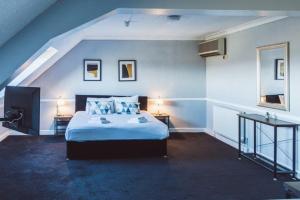 凯尼尔沃思Warwickshire Park Hotel的一间卧室配有一张床和两张带台灯的桌子。
