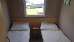 弗兰伯勒22 Kestrel quays的小型客房 - 带2张床和窗户
