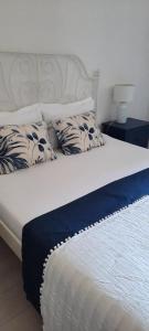 科尔丘拉Beach house Nada的一张带蓝色和白色枕头的床