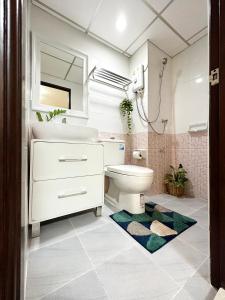 Ban Khlong Nong Yai66 Apartment的一间带水槽、卫生间和镜子的浴室