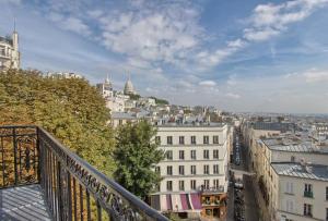 巴黎提姆蒙马特尔酒店的阳台享有城市美景。