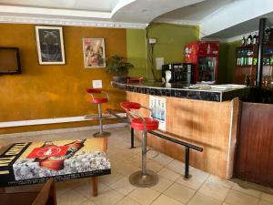 BondoRozala Motel的餐厅设有带凳子和柜台的酒吧