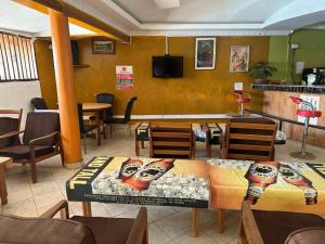 BondoRozala Motel的一间带桌椅的餐厅和一间用餐室