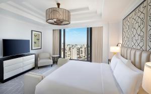 安曼The St. Regis Amman的卧室设有白色的床和大窗户