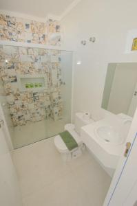 佩尼亚Pousada Castelo do Rei的白色的浴室设有卫生间和水槽。