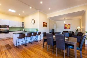 塔南达Tanunda Central Apartment的厨房以及带桌椅的用餐室。
