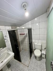 费尔南多 - 迪诺罗尼亚Pousada das Flores的一间带卫生间和水槽的浴室