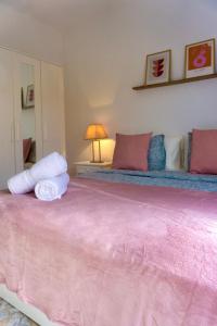 罗萨里奥港Fuerteventura Beach Vacations的粉红色的床,上面有两个枕头