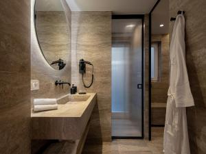 干尼亚Riviera Suites的一间带水槽和镜子的浴室