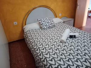 埃尔博斯克Alojamiento Rural Manantial de los Cañitos的一间卧室配有一张大床和木制床头板