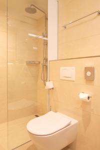 波尔托罗贝尔纳丁酒店的一间带卫生间和玻璃淋浴间的浴室