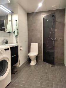 坦佩雷Fully Equipped New Apartment With Free Parking的带淋浴、卫生间和盥洗盆的浴室