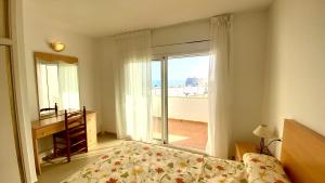 拉梅特拉·德·玛尔Duplex Ancla的一间卧室设有一张床和一个大窗户