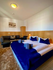 斯图加特拉费尔酒店的一张大床,配有蓝色床单