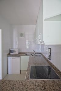 拉梅特拉·德·玛尔Duplex Ancla的厨房配有水槽和台面