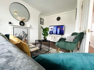 KentLovely 1 Bedroom Flat In Gravesend的带沙发和电视的客厅