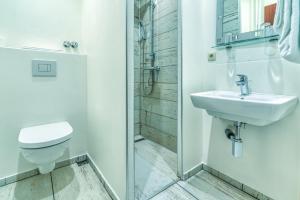 哥廷根Guesthouse Beckmann的浴室配有卫生间、盥洗盆和淋浴。