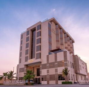 吉赞AlRayah Hotel的一座棕榈树建筑