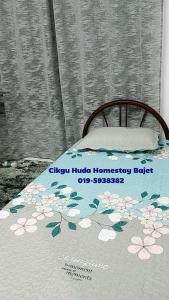 斯里曼绒Cikgu Huda Homestay Bajet的一张带鲜花床垫的床