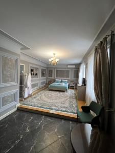 塞米伊TURAN SEMEY GRAND HOTEL的一间带床和地毯的客厅