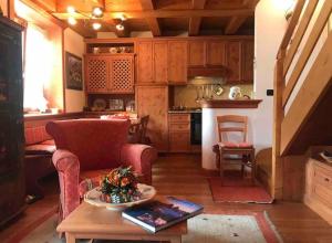 圣维托-迪卡多雷Mansarda su due livelli nel cuore delle Dolomiti的一间配有沙发和桌子的厨房