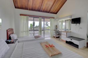 霍尼亚拉Honiara Hotel的一间带大床的卧室和一个阳台