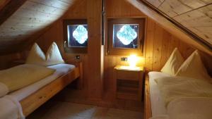 安泰塞尔瓦·迪·梅佐木屋维尔德高度假屋的阁楼间 - 带2张床和2扇窗户