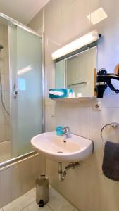 斯图加特拉费尔酒店的一间带水槽和淋浴的浴室
