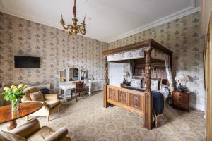 巴利纳Belleek Castle, Ballina的一间卧室配有一张天蓬床和一张桌子
