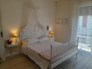 利多迪卡马约雷Villetta Liana Apuana Mare的卧室配有白色的床和窗户。