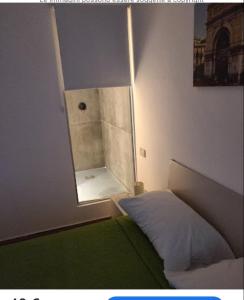 巴勒莫Antadia的小房间设有床和镜子