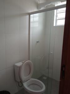 伊利亚孔普里达Associação Sabesp Ilha Comprida的一间带卫生间和玻璃淋浴间的浴室