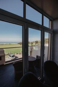 伍拉科姆伍拉科姆湾酒店的海景客房 - 带滑动玻璃门