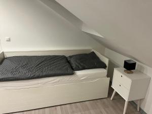 博霍尔特Bocholt Apartment Ferienwohnung的卧室配有白色的床和白色床头柜。