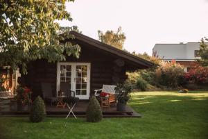 阔克威兹Ferienhaus LORINI的庭院内的小木屋配有桌椅