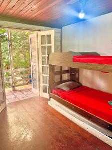 里约热内卢Pousada Praia do Recreio的一间客房内配有两张双层床的房间